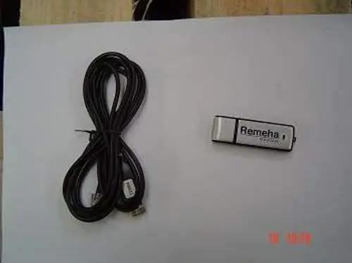 USB-Stick der Marke Remeha neben einem Verbindungskabel auf einem weißen Untergrund. Der Stick hat eine graue und silberne Oberfläche mit Aufschrift.